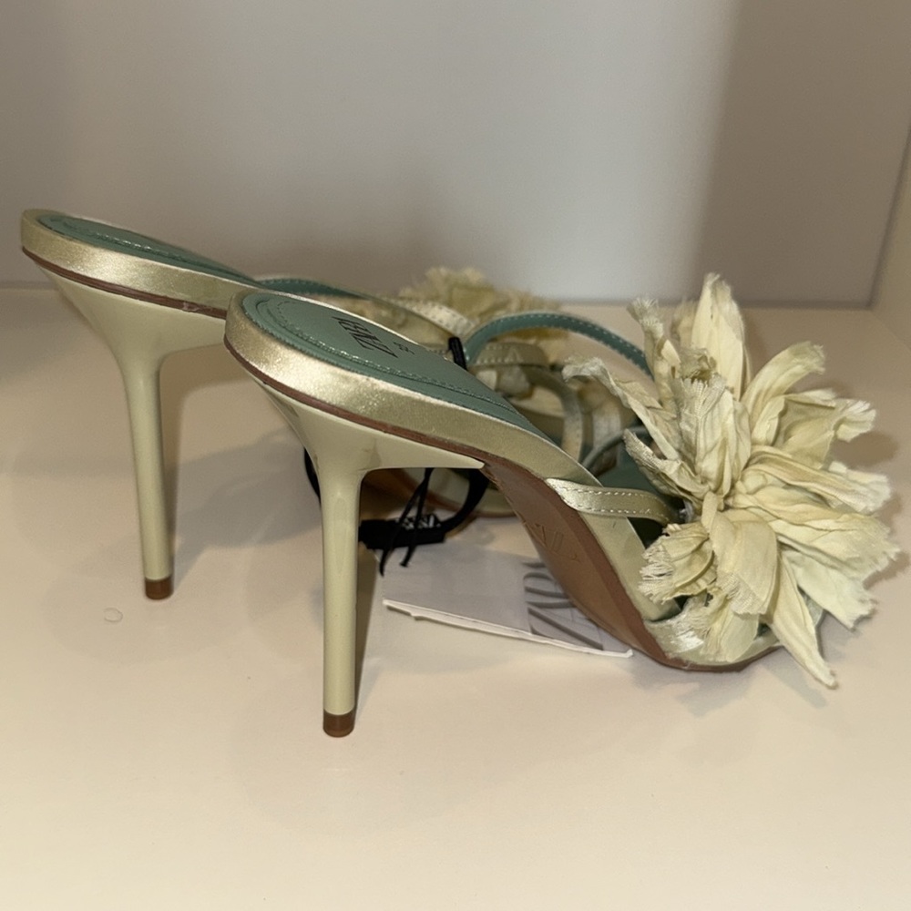 Zara‎ Healed Sandals With Maxi Flowers - Picture 10 of 17
